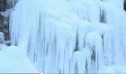 Thác nước đóng băng giữa tiết trời lạnh giá