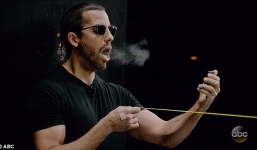 Khán giả ngất xỉu khi xem ảo thuật gia bắt viên đạn đang bay bằng miệng