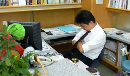 Cách chức cán bộ say rượu, ngủ gác chân lên bàn trong giờ làm việc