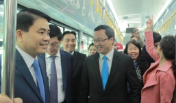 Lãnh đạo Hà Nội trải nghiệm xe buýt nhanh BRT trong ngày khai trương