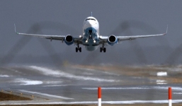 Phi cơ chở 160 người hạ cánh khẩn cấp vì đe dọa đánh bom