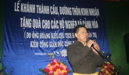 Bạn trai tỷ phú Ngọc Trinh thất hứa tặng nhà cho người nghèo