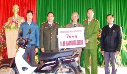 Công an tỉnh tặng xe máy cho người 10 năm 'vác tù và'
