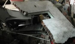 Xe bồn chở nước bất ngờ mất lái, đâm sập nhà dân