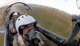 Video: Xem Su-30 Nga đua tốc độ với siêu xe Ferrari