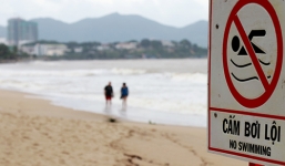 Tắm biển Nha Trang, nam du khách bị sóng cuốn 200 m