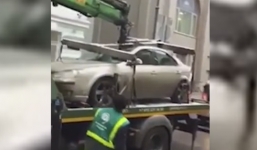 Xe cẩu vô tình phá hỏng ôtô vi phạm