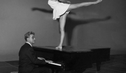 Đứng lên piano biểu diễn, nghệ sĩ có đáng bị lên án