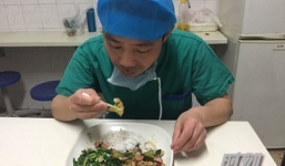 Bác sĩ phẫu thuật gắp thức ăn bằng bông ngoáy tai để luyện tay nghề