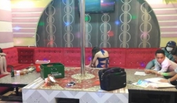 Bắt quả tang nữ tiếp viên karaoke múa thoát y, kích dục ở miền Tây