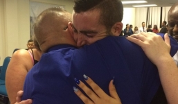 Bức ảnh ông bố chìa vai đỡ kẻ giết con trai mình gây xúc động mạnh