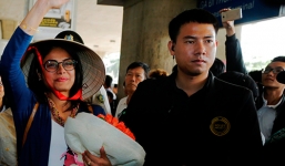 Anandi của 'Cô dâu 8 tuổi' bị fan vây kín ở sân bay Tân Sơn Nhất