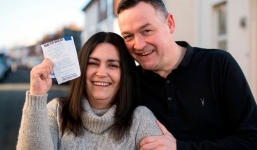 Đôi tình nhân tìm thấy vé số 1,8 tỷ đồng trong thùng rác