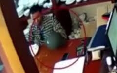 Tên trộm ngang nhiên trèo lên giường lấy cắp iPhone