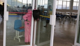 Giải cứu bé gái bị kẹt đầu giữa hai cửa kính ở trường học