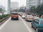 Video: Xe buýt nhanh BRT bị ô tô lấn làn 'trêu ngươi'