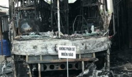 Xe khách giường nằm bốc cháy ngùn ngụt giữa đêm