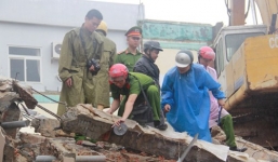 Sập nhà đang phá dở, hàng tấn bê tông đè 4 công nhân thương vong