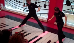 Cặp đôi chơi đàn piano khổng lồ bằng chân trên nền nhà