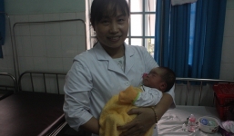 Bé gái sơ sinh 10 ngày tuổi bị bỏ rơi đêm cuối năm