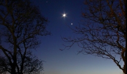 Cảnh tượng sao Hỏa, sao Kim và Mặt Trăng thẳng hàng trên bầu trời Anh