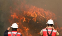 Video: Hàng trăm ngôi nhà chìm trong biển lửa