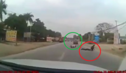 Ôtô đánh lái đâm văng 2 người trên xe máy