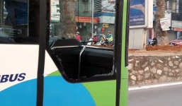 Hà Nội: Xe buýt nhanh BRT bị vỡ kính sau khi va chạm với taxi