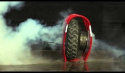 Thí nghiệm chứng minh áp lực như bom khi nổ lốp ô tô