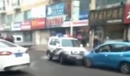 Xách dao ném thẳng vào xe cảnh sát sau khi dùng ôtô đâm liên hoàn