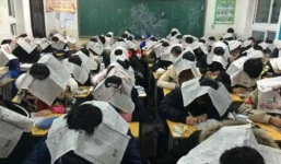 Học sinh đội báo lên đầu để chống gian lận thi cử