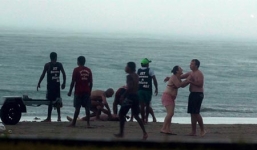 Video: Người phụ nữ bị sét đánh trúng đầu khi đang đi trên biển