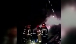 Video: Xe tải chở pháo gặp tai nạn, pháo hoa sáng trời suốt 5 tiếng