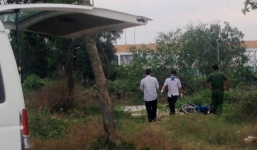 Phát hiện 2 nam thanh niên nằm bất động trong bãi đất trống