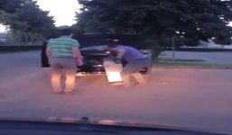 Ôtô tông nhau, 2 tài xế lao xuống đấm...bao cát xôn xao cộng đồng mạng