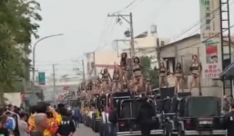 Video: 50 cô gái múa cột trên 50 xe hơi trong đám tang quan Đài Loan