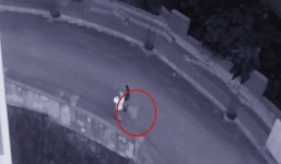 Video: Bóng trắng bí ẩn bám theo cặp vợ chồng giữa đêm khuya