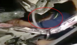 Video: Nghẹt thở giây phút giải cứu tài xế mắc kẹt trong ô tô bẹp dúm