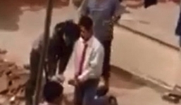 Hài hước với màn cầu hôn trong lúc bạn gái đang khoan cắt bê tông