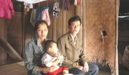 Cán bộ UBMT om tiền hỗ trợ Tết cho người nghèo từ năm... 2016