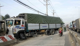 Húc văng dải phân cách, xe tải đâm người đi xe máy tử vong