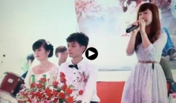 Xôn xao clip cô dâu giận dỗi người yêu cũ chú rể hát trong đám cưới