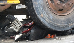 Dùng kích cứu người phụ nữ bị xe ben cán qua người kéo lê 10m