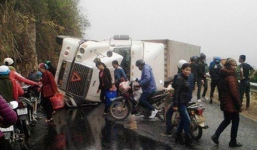 Xe container lật giữa đường khiến 2 người đi xe máy tử vong