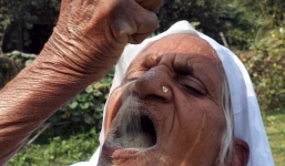 Kỳ lạ cụ bà U80 ăn 2kg cát mỗi ngày để khỏe mạnh