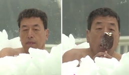 Người đàn ông lập kỷ lục ngâm mình trong đá hơn 2 giờ