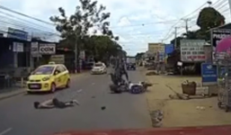 'Quái xế' cởi trần lạng lách, bị taxi hất cày mặt xuống đường