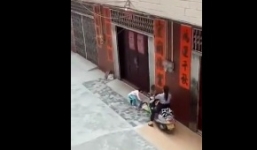 Video: Phẫn nộ người phụ nữ cố tình cán xe qua bé trai 5 tuổi