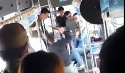 Đám người dùng hung khí truy sát thanh niên trên xe buýt