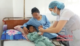 Bố mẹ hốt hoảng nghe thấy tiếng kèn phát ra từ cổ họng con trai